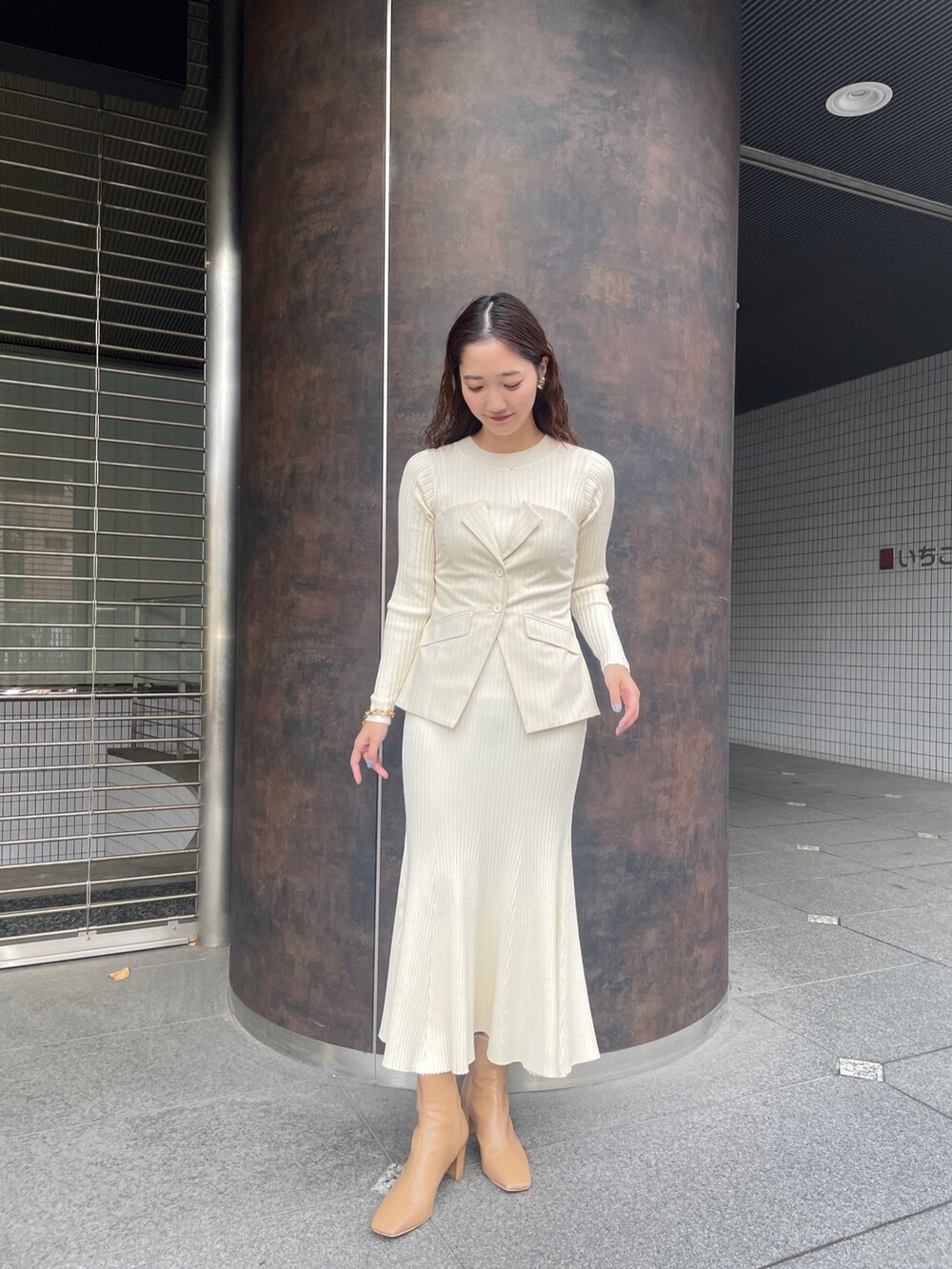 ベージュ系のブーツ、ベージュ系のワンピースを着用したレディースの冬コーディネートの2枚目の写真