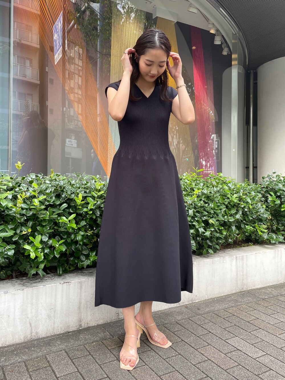 その他のサンダル、ブラック系のワンピースを着用したレディースの冬コーディネートの3枚目の写真