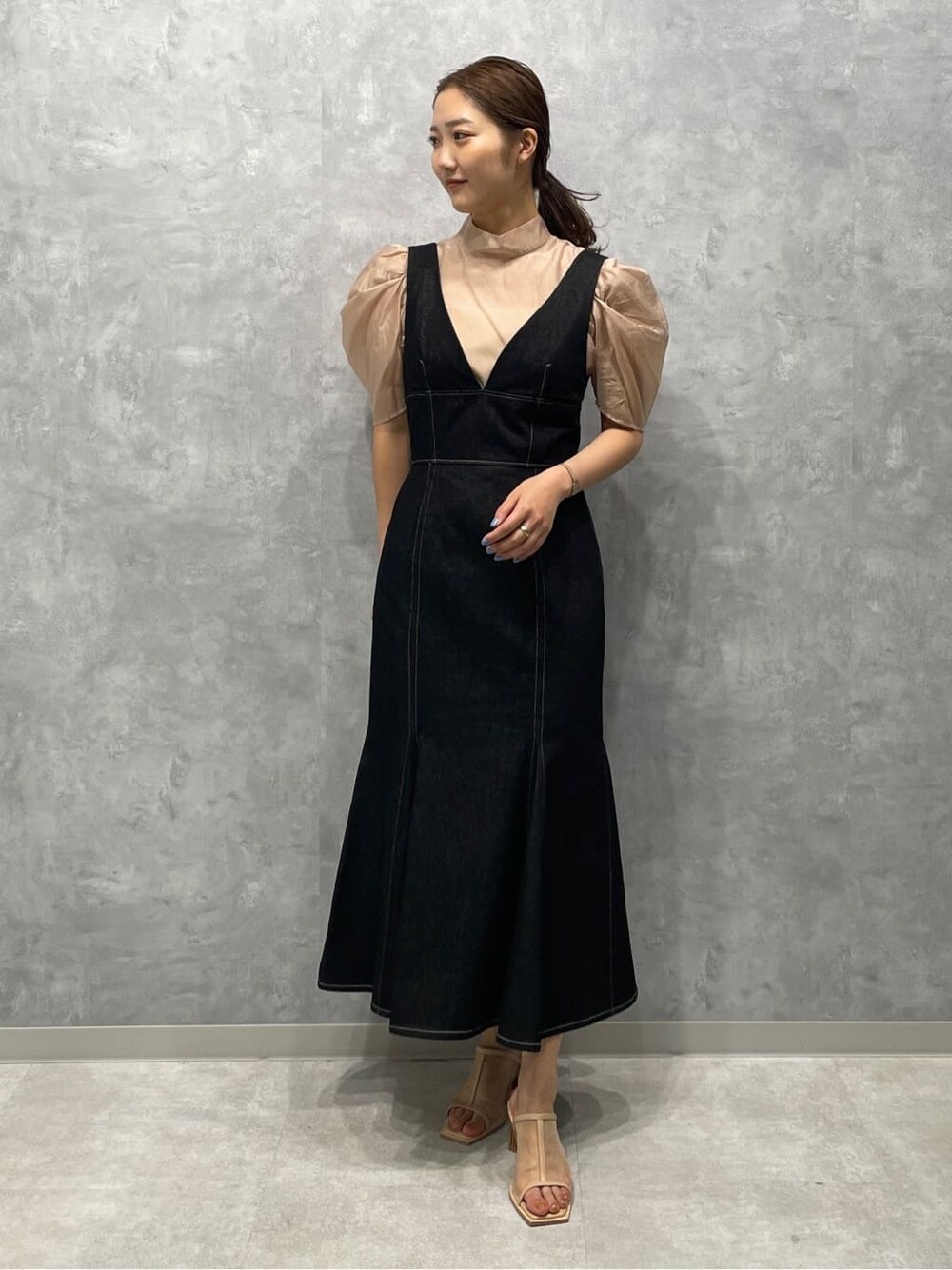 ベージュ系のシャツ/ブラウス、ベージュ系のサンダル、ブラック系のワンピースを着用したレディースの夏コーディネートの2枚目の写真