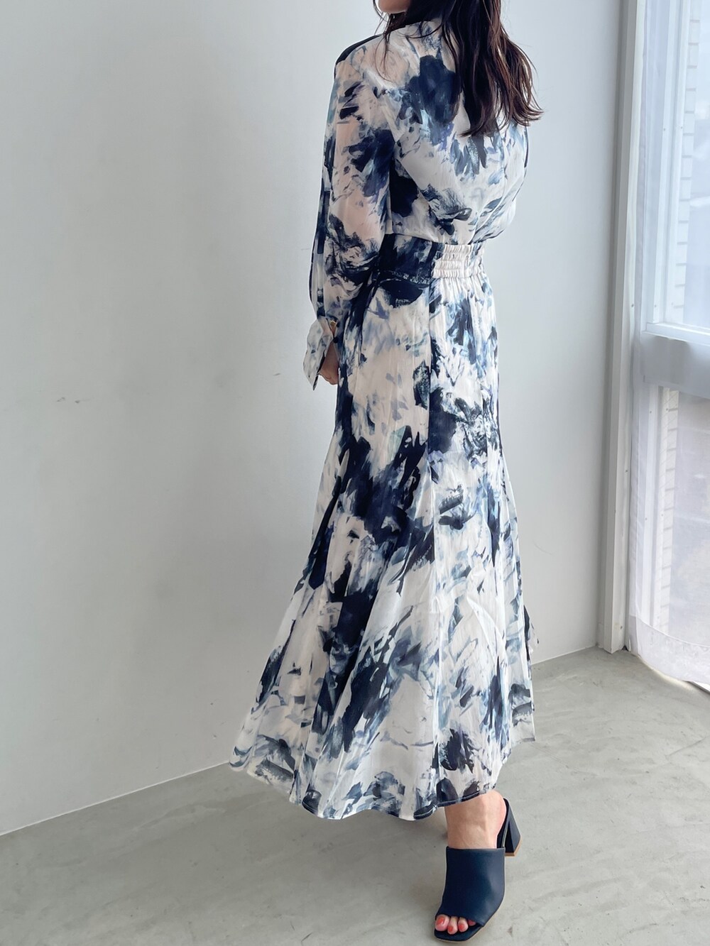 グリーン系のシャツ/ブラウス、ブルー系のスカート、ブルー系のサンダルを着用したレディースの夏コーディネートの4枚目の写真