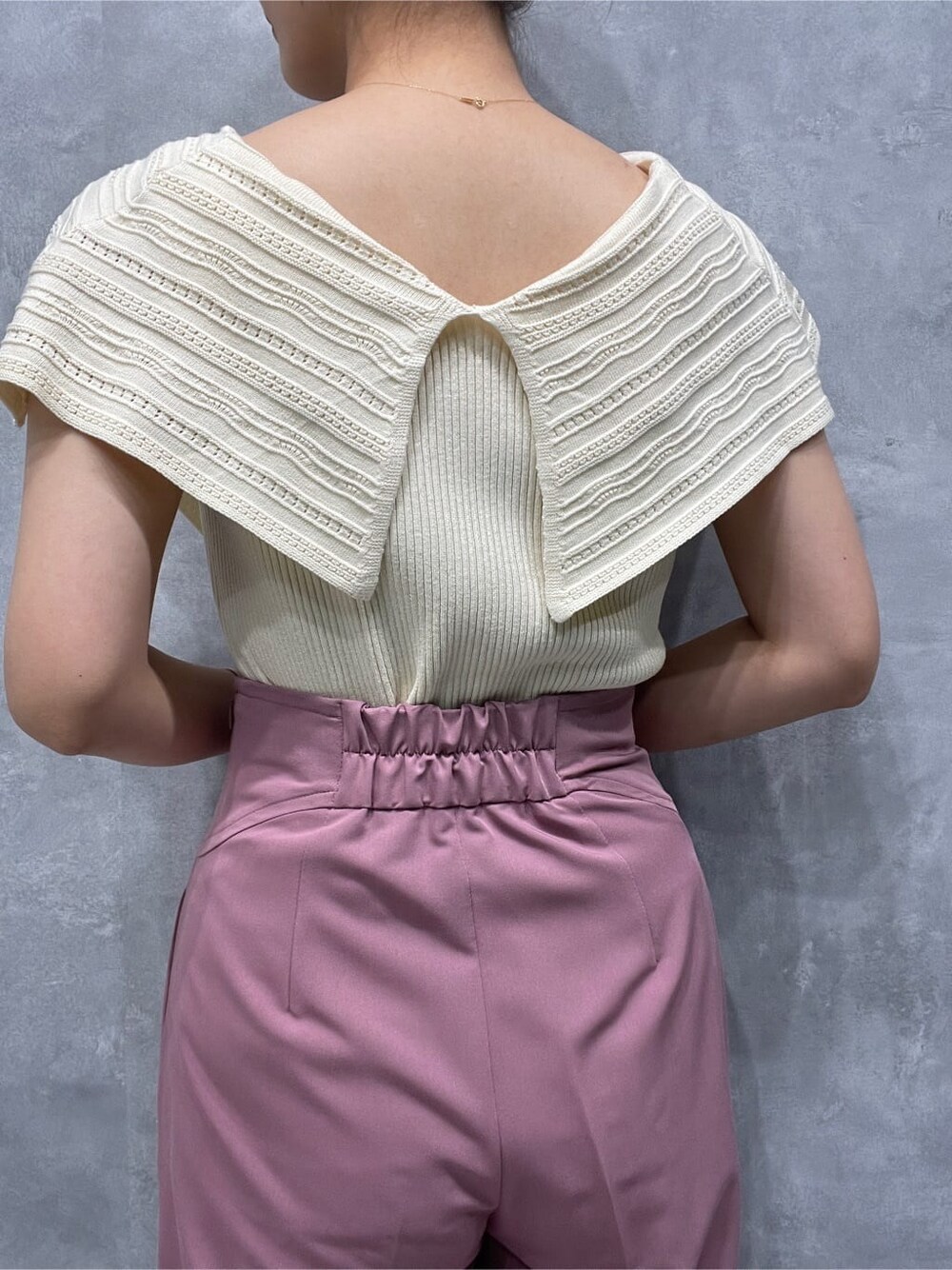 ピンク系のその他パンツ、ベージュ系のサンダル、ホワイト系のニット/セーターを着用したレディースの春コーディネートの7枚目の写真