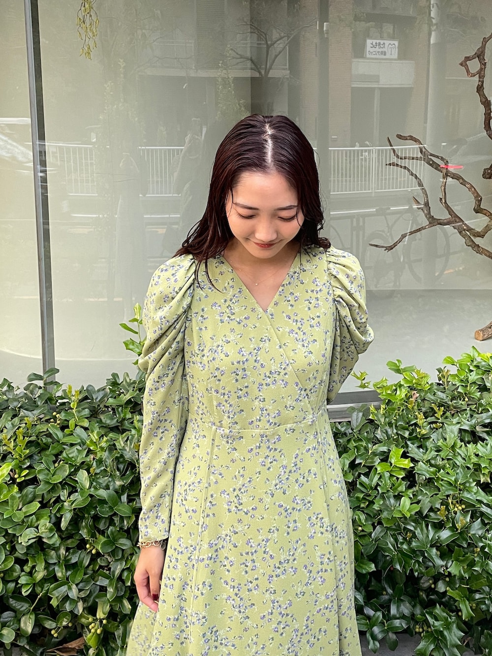 ブラック系のブーツ、グリーン系のワンピースを着用したレディースの秋コーディネートの6枚目の写真