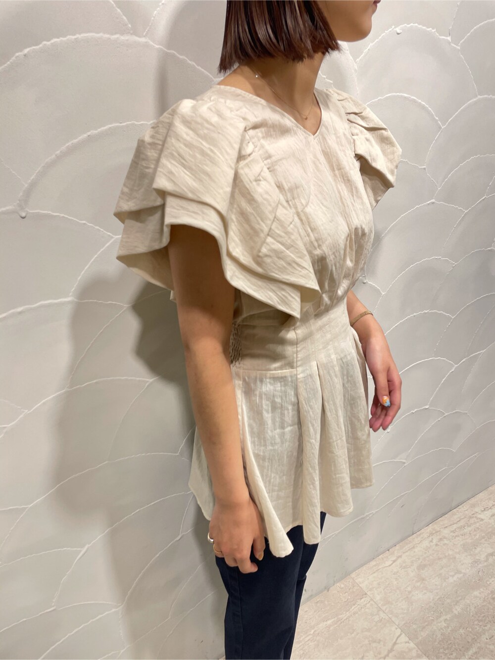 グリーン系のサンダル、ブルー系のデニムパンツ、ホワイト系のシャツ/ブラウスを着用したレディースの春コーディネートの7枚目の写真