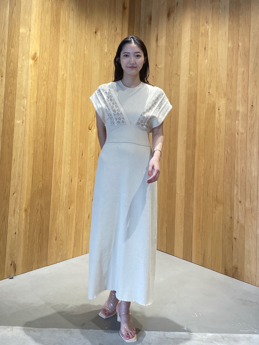 その他のサンダル、ベージュ系のワンピースを着用したレディースの冬コーディネートの2枚目の写真