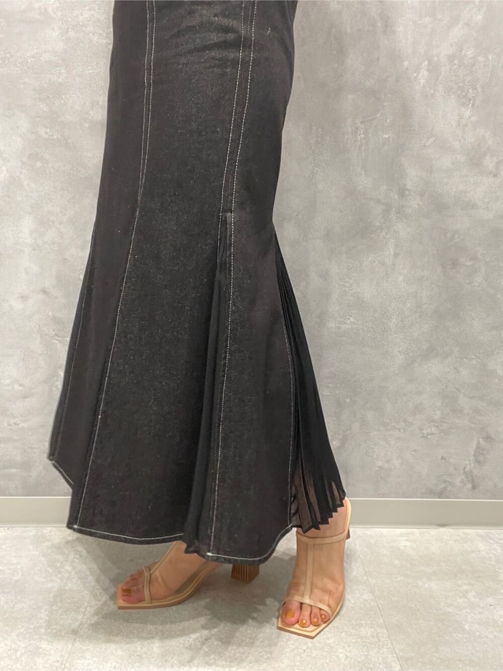 ベージュ系のシャツ/ブラウス、ブラック系のスカート、ベージュ系のサンダルを着用したレディースの春コーディネートの8枚目の写真