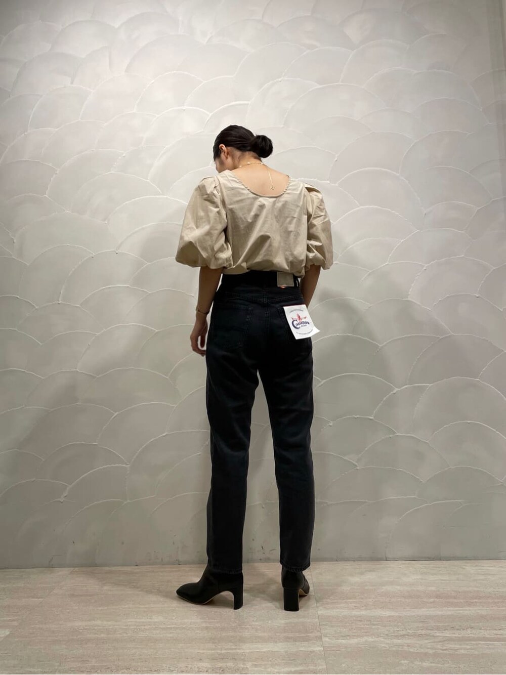 ベージュ系のシャツ/ブラウス、ブラック系のデニムジャケット、ブラック系のその他シューズを着用したレディースの夏コーディネートの3枚目の写真