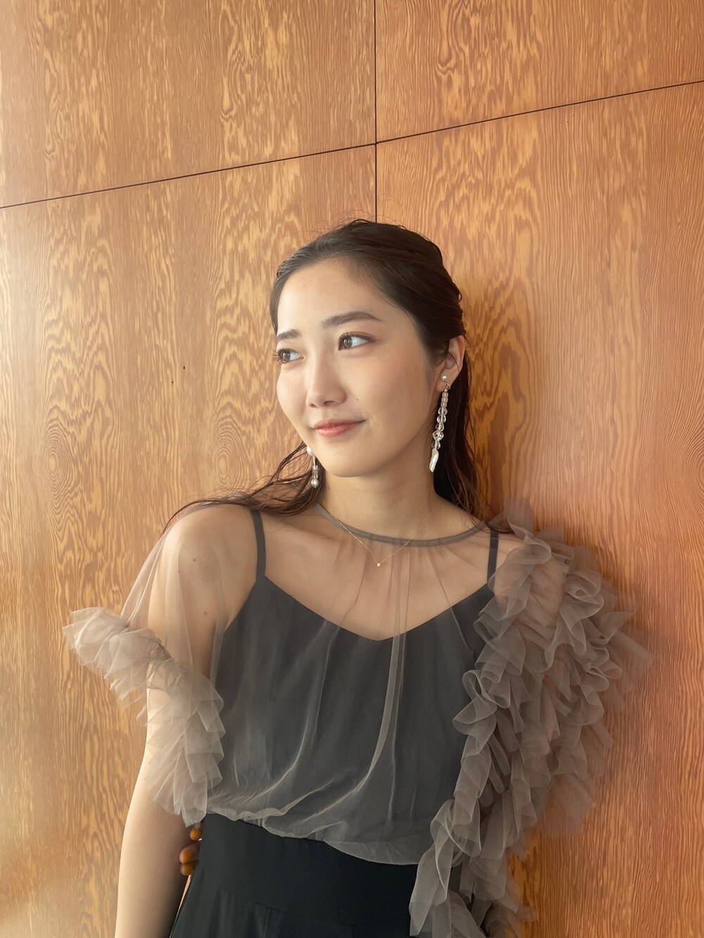 ブラック系のパンプス、その他のパンツドレスを着用したレディースの春コーディネートの6枚目の写真