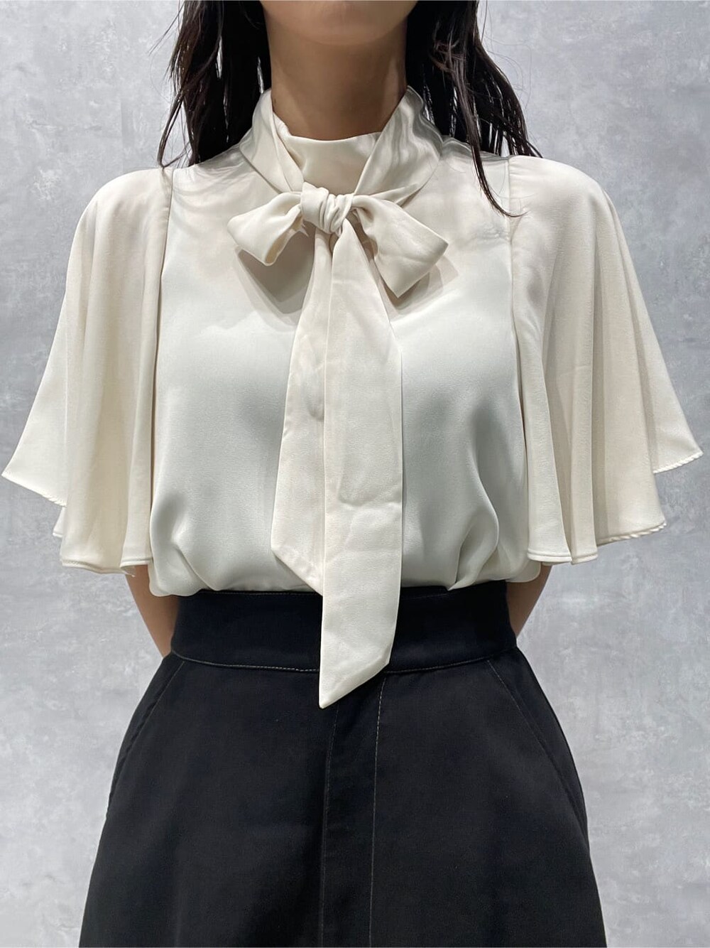 ブラック系のサンダル、ブラック系のスカート、ホワイト系のシャツ/ブラウスを着用したレディースの夏コーディネートの6枚目の写真