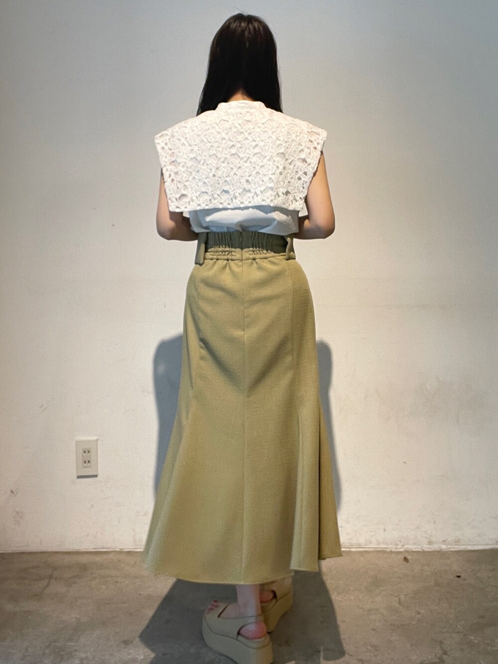 ホワイト系のシャツ/ブラウス、ベージュ系のサンダル、イエロー系のスカートを着用したレディースの夏コーディネートの6枚目の写真