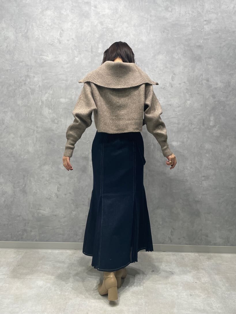 ベージュ系のブーツ、ブルー系のスカート、ベージュ系のカーディガン/ボレロを着用したレディースの秋コーディネートの5枚目の写真