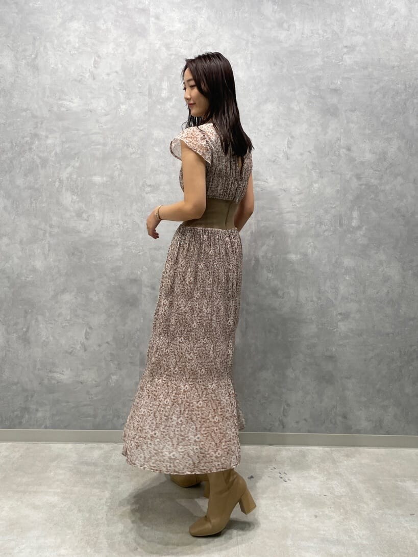 ベージュ系のワンピース、ベージュ系のブーツ、イエロー系のカーディガン/ボレロを着用したレディースの秋コーディネートの7枚目の写真