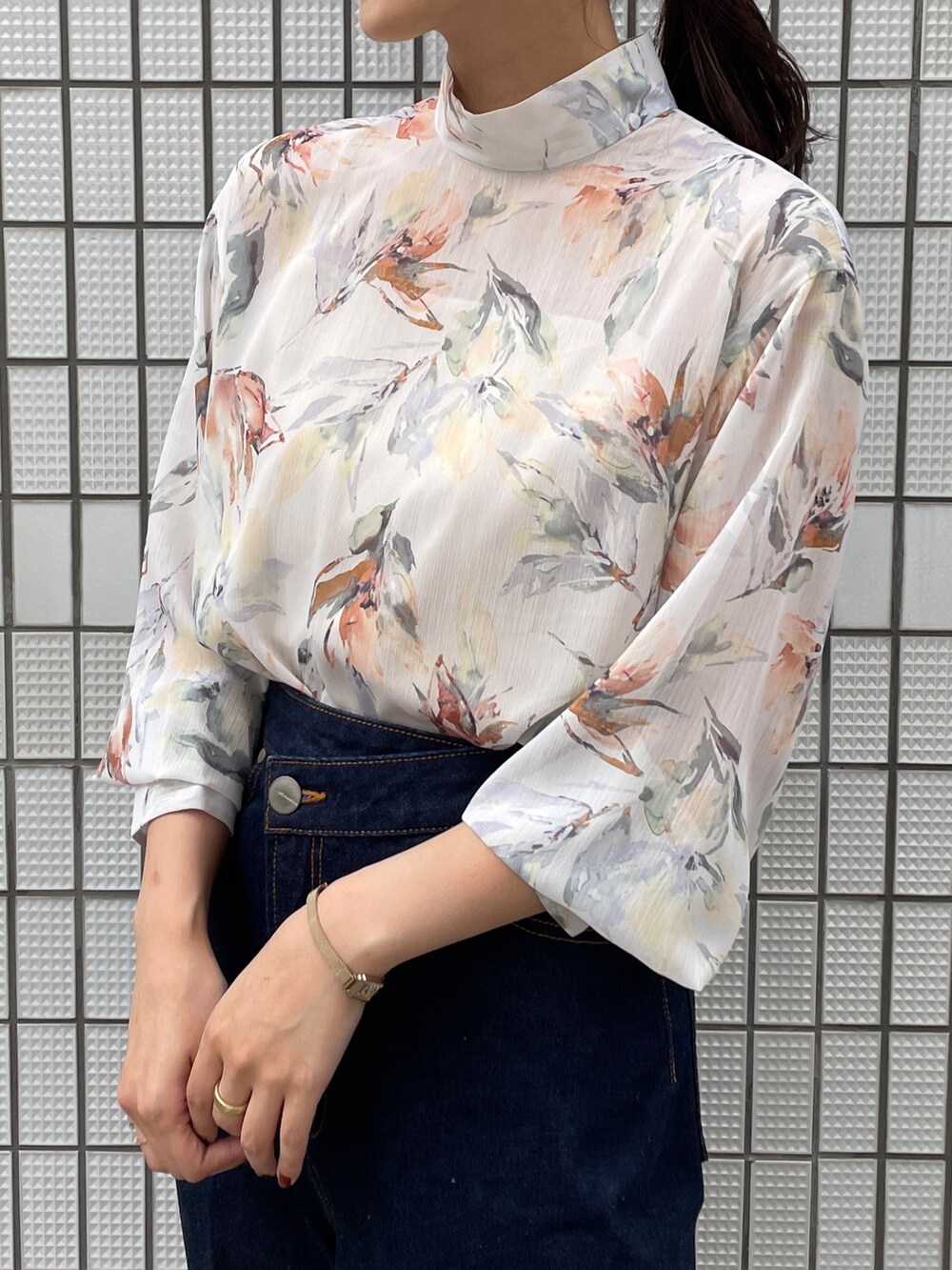 その他のサンダル、ホワイト系のシャツ/ブラウス、ブルー系のデニムパンツを着用したレディースの冬コーディネートの9枚目の写真