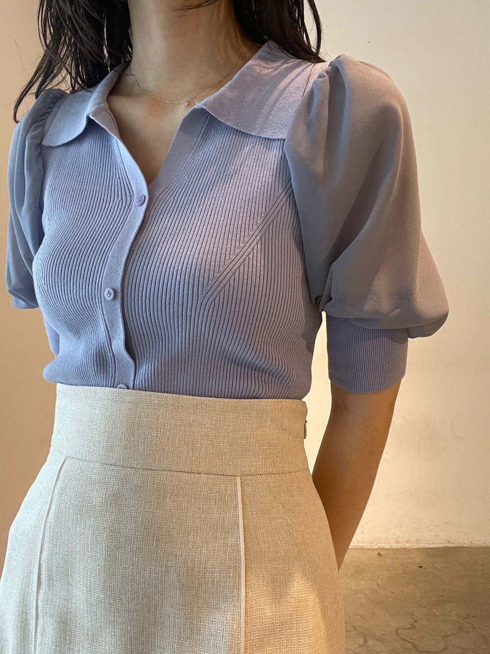 パープル系のニット/セーター、ベージュ系のサンダル、ホワイト系のスカートを着用したレディースの夏コーディネートの7枚目の写真