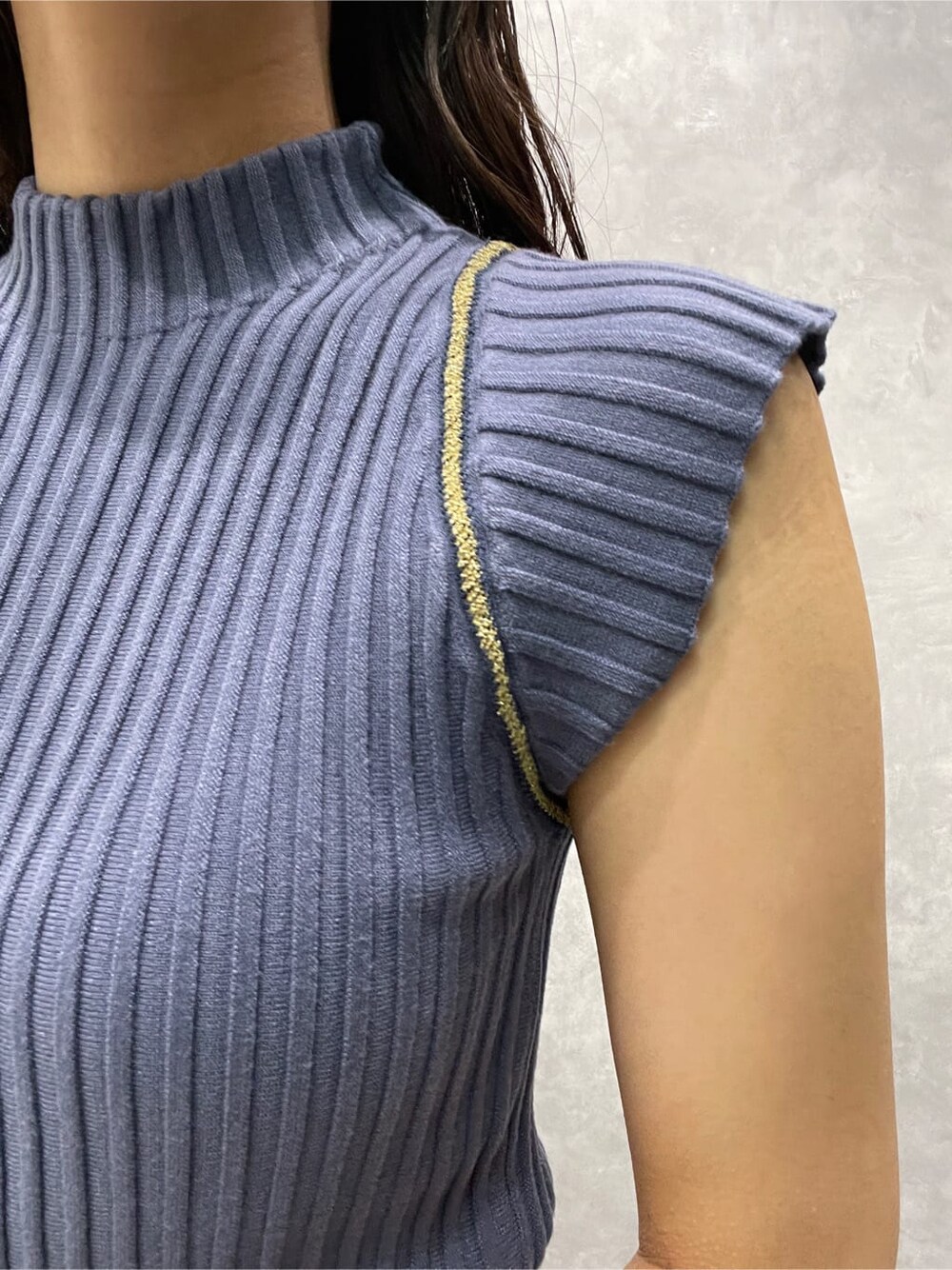 ブラック系のサンダル、ブラック系のスカート、ブルー系のニット/セーターを着用したレディースの夏コーディネートの6枚目の写真