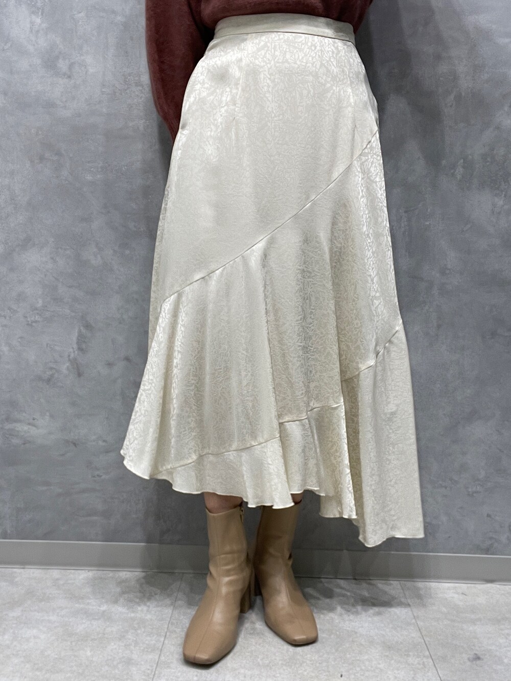 ベージュ系のブーツ、ホワイト系のスカート、ピンク系のニット/セーターを着用したレディースの冬コーディネートの10枚目の写真