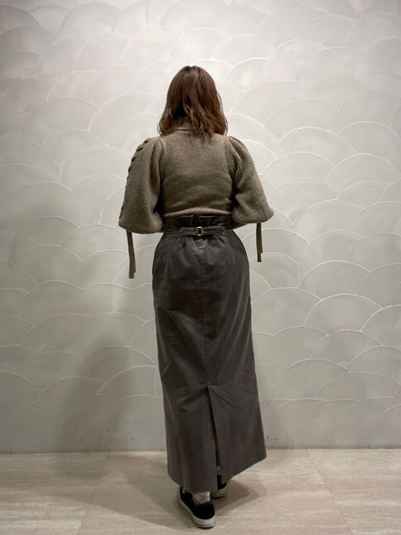 グレー系のスカート、ベージュ系のニット/セーターを着用したレディースの冬コーディネートの3枚目の写真