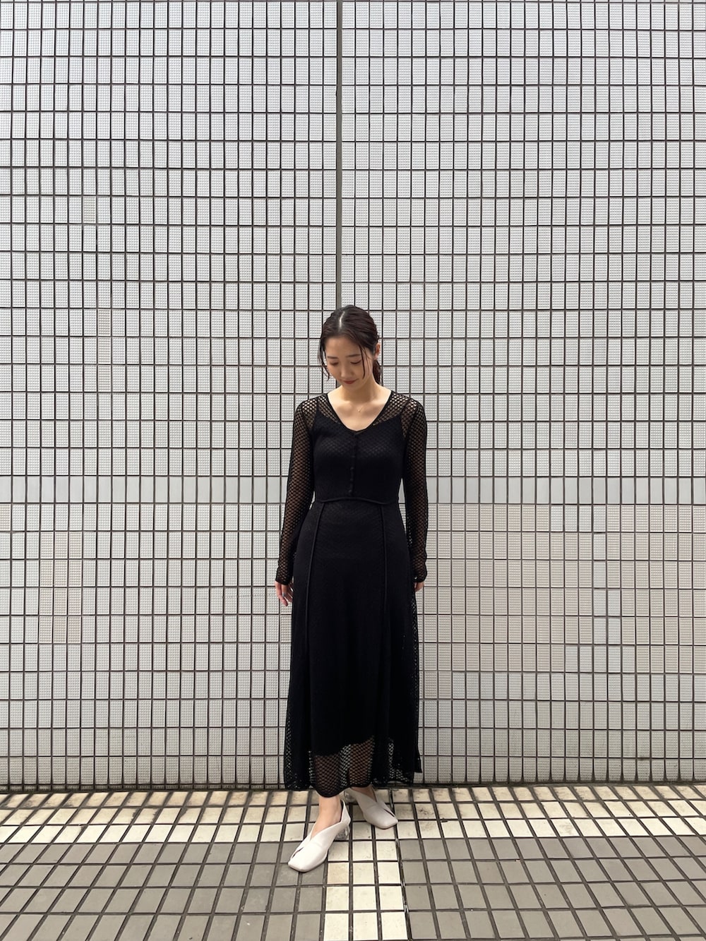 ホワイト系のパンプス、ブラック系のワンピースを着用したレディースの冬コーディネートの2枚目の写真