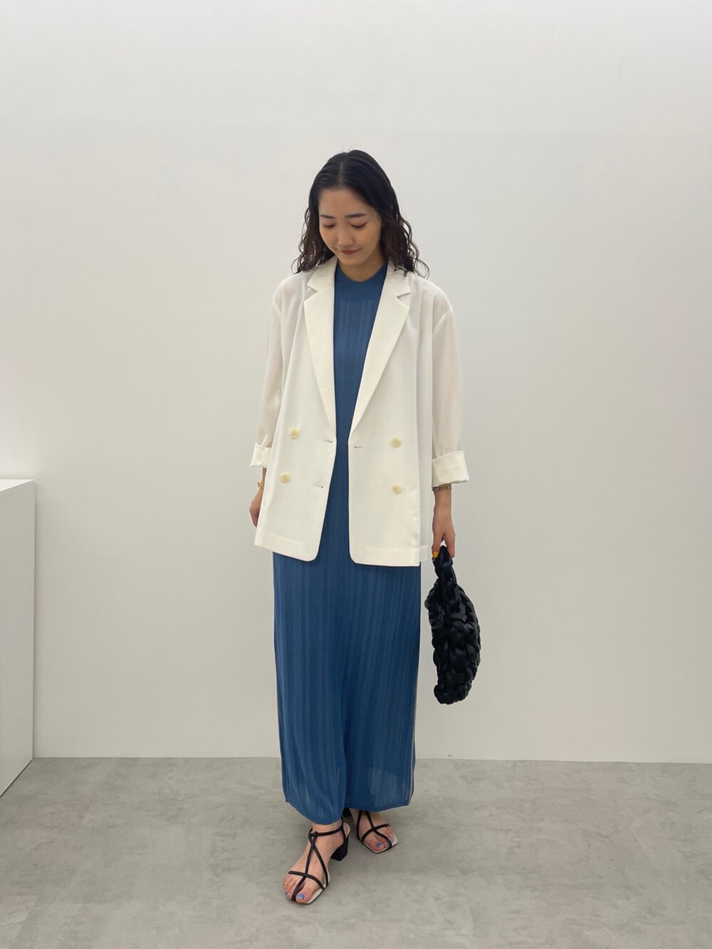 ブラック系のサンダル、ホワイト系のテーラードジャケット、ブルー系のワンピースを着用したレディースの夏コーディネートの2枚目の写真