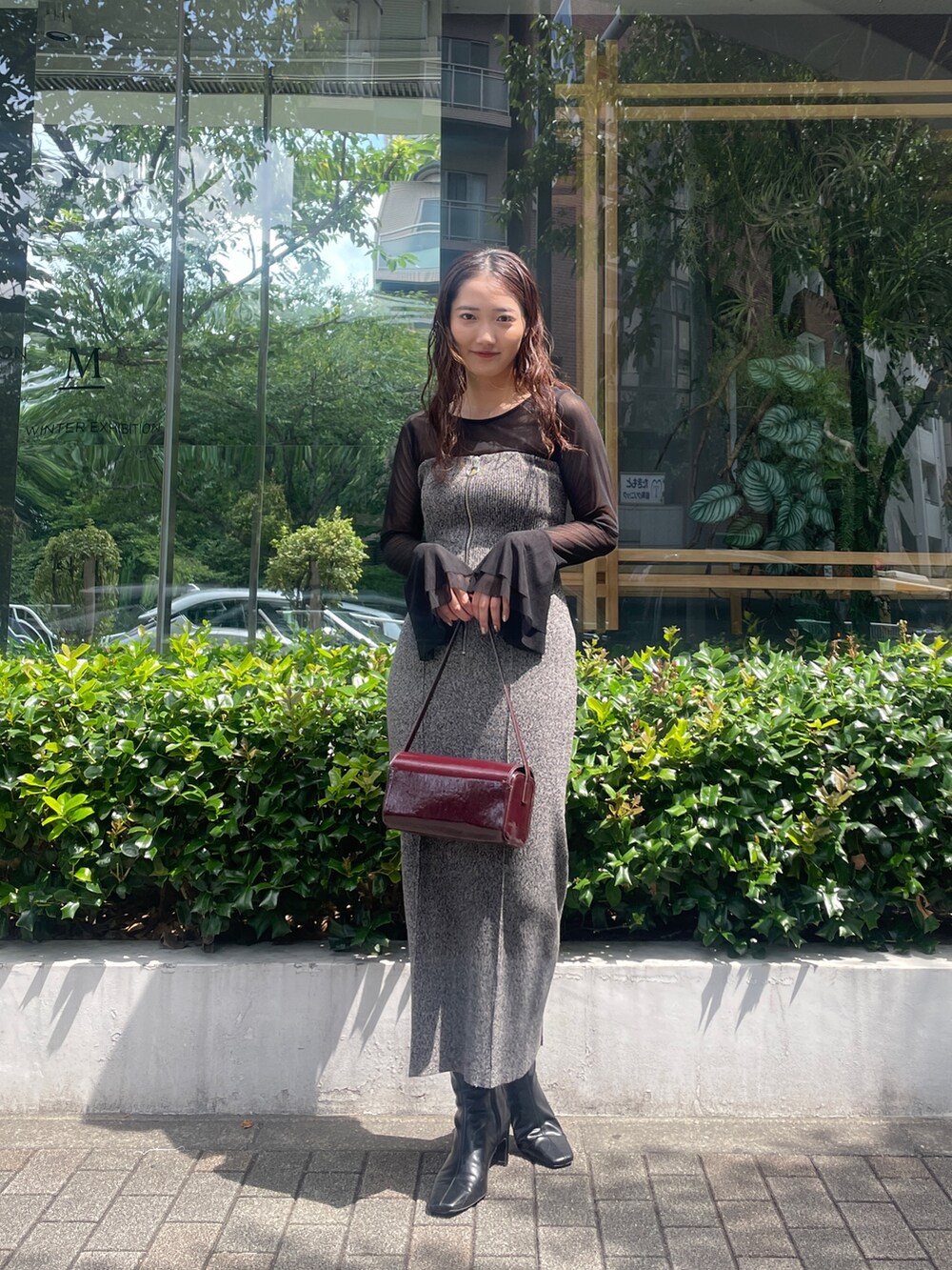 ブラック系のTシャツ/カットソー、その他のワンピース、ブラック系のブーツを着用したレディースの夏コーディネートの7枚目の写真