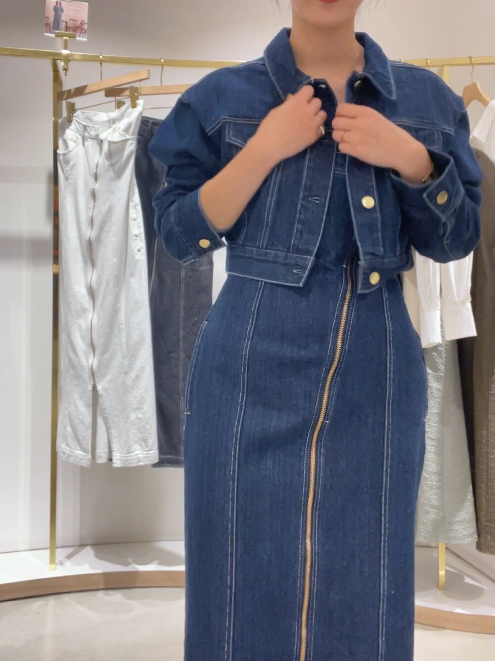 ブルー系のワンピース、ブルー系のデニムジャケット、ブラック系のパンプスを着用したレディースの冬コーディネートの6枚目の写真