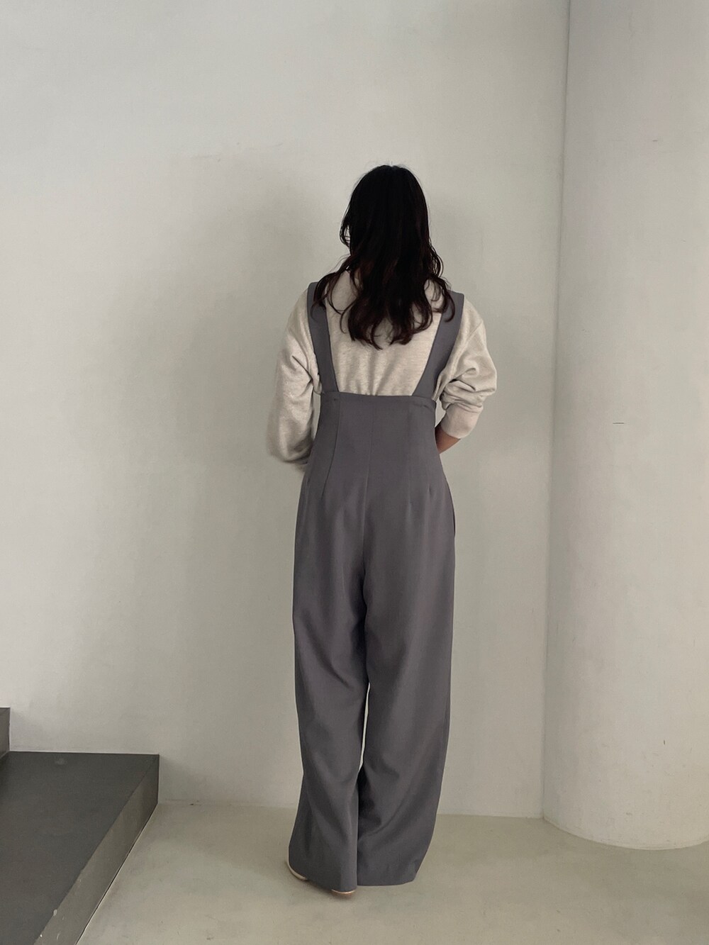 ベージュ系のスウェット、グレー系のその他パンツを着用したレディースの秋コーディネートの6枚目の写真