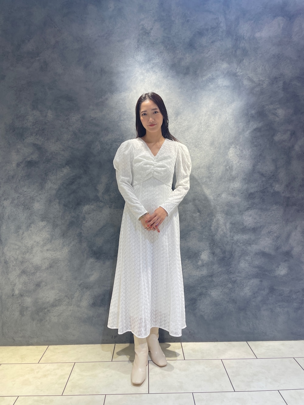 ホワイト系のワンピース、ホワイト系のブーツを着用したレディースの秋コーディネートの3枚目の写真