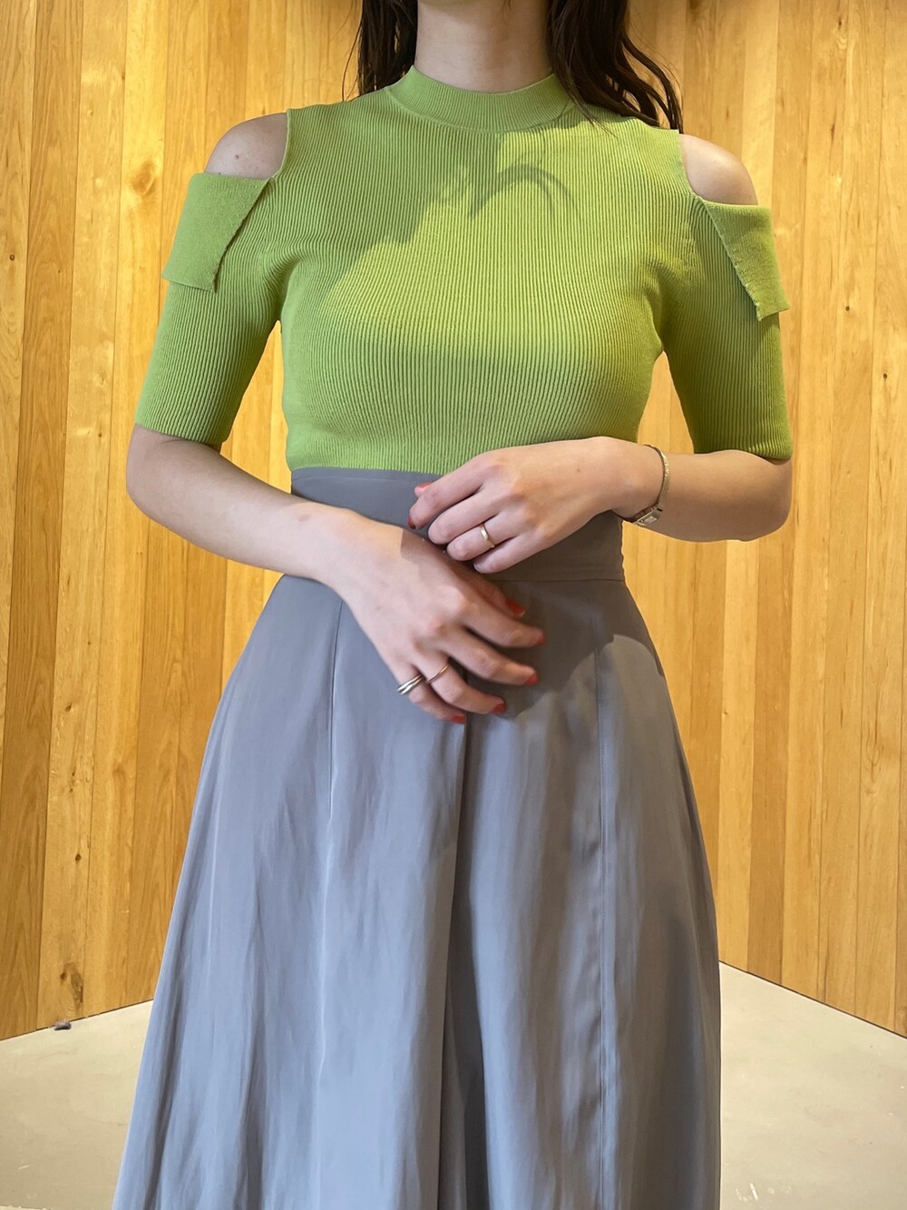 その他のサンダル、グリーン系のニット/セーター、グレー系のその他パンツを着用したレディースの冬コーディネートの6枚目の写真
