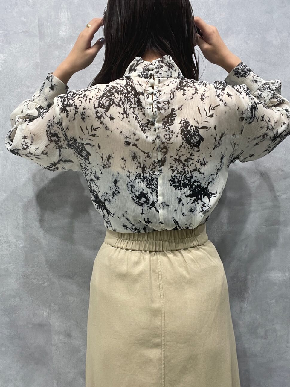 ベージュ系のスカート、グレー系のシャツ/ブラウス、ベージュ系のブーツを着用したレディースの夏コーディネートの9枚目の写真