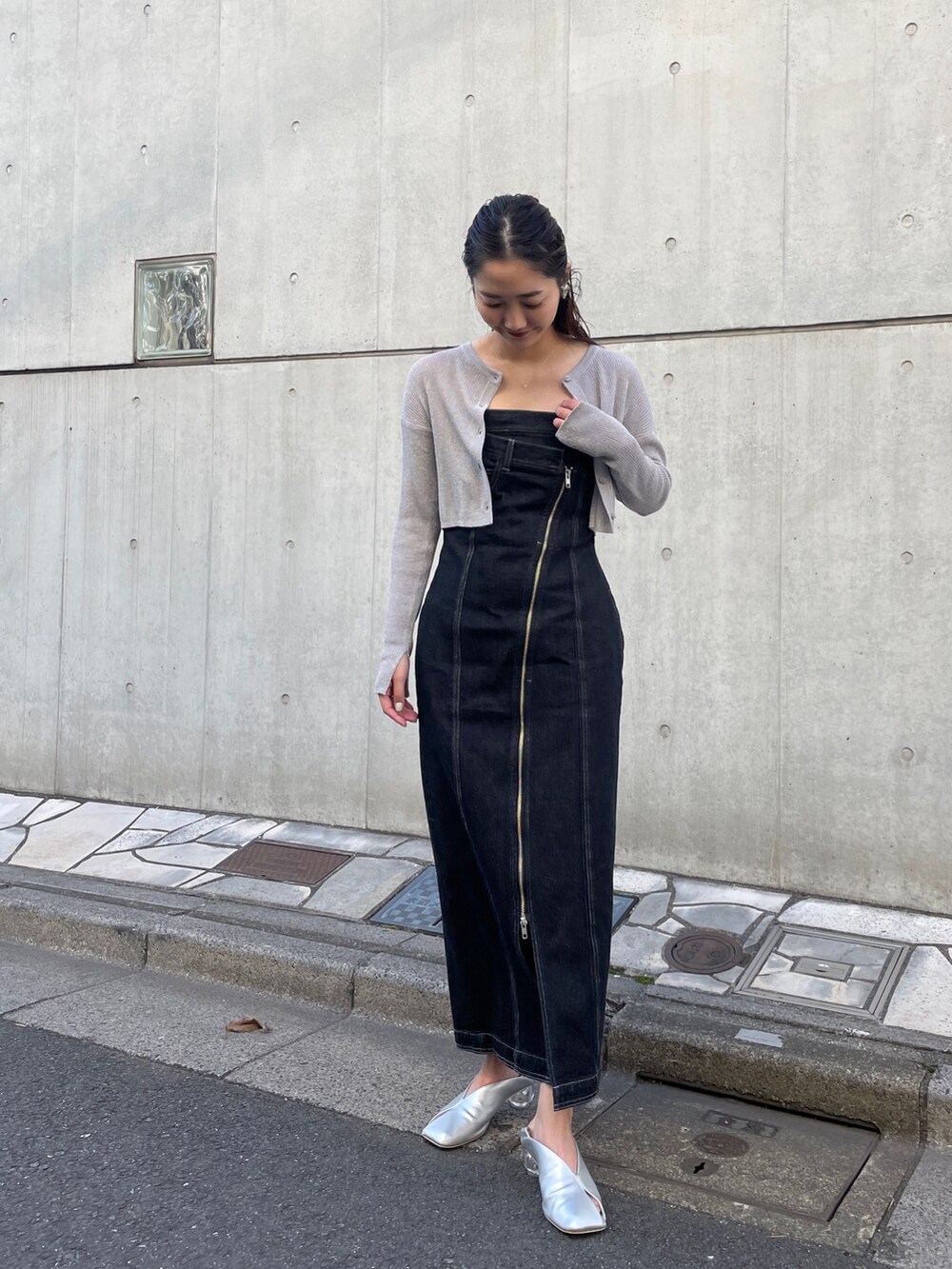 ブラック系のワンピース、シルバー系のカーディガン/ボレロ、シルバー系のパンプスを着用したレディースの冬コーディネートの2枚目の写真