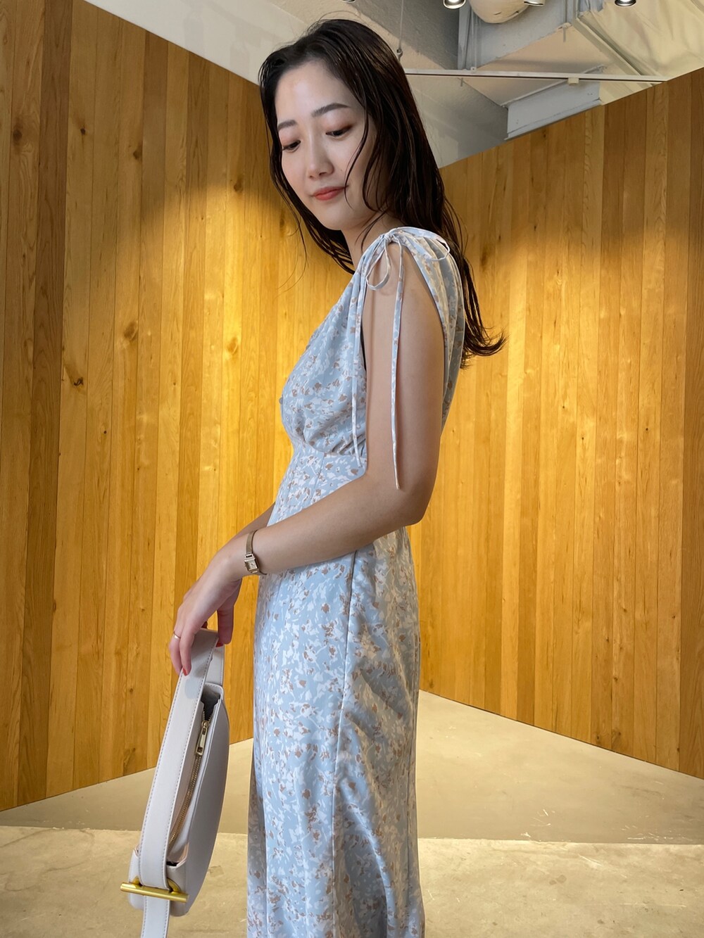 その他のサンダル、ホワイト系のカーディガン/ボレロ、ホワイト系のハンドバッグを着用したレディースの春コーディネートの9枚目の写真