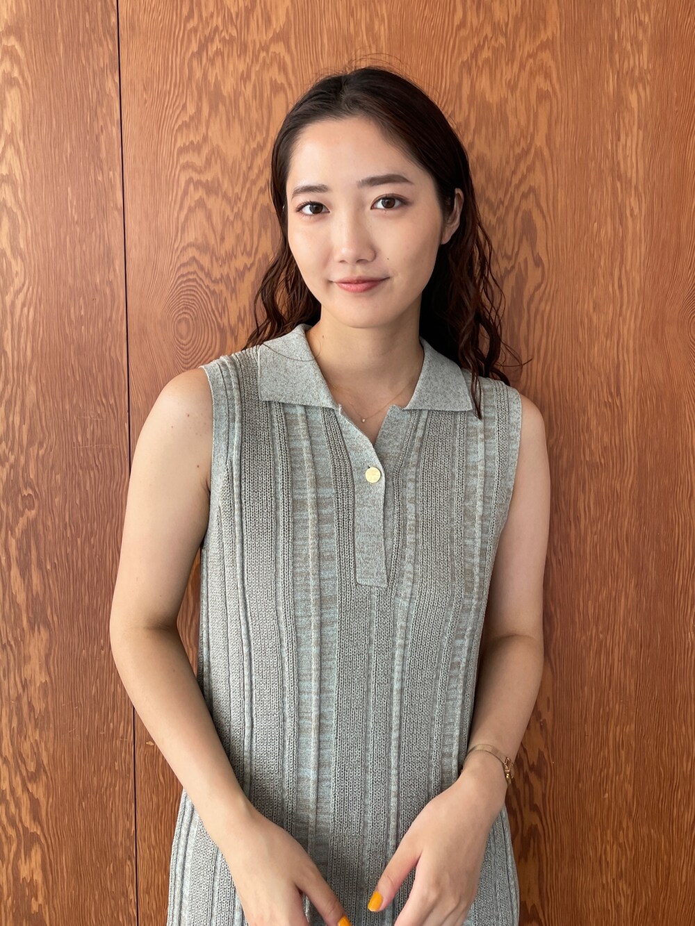 ブラック系のサンダル、グリーン系のワンピースを着用したレディースの夏コーディネートの6枚目の写真