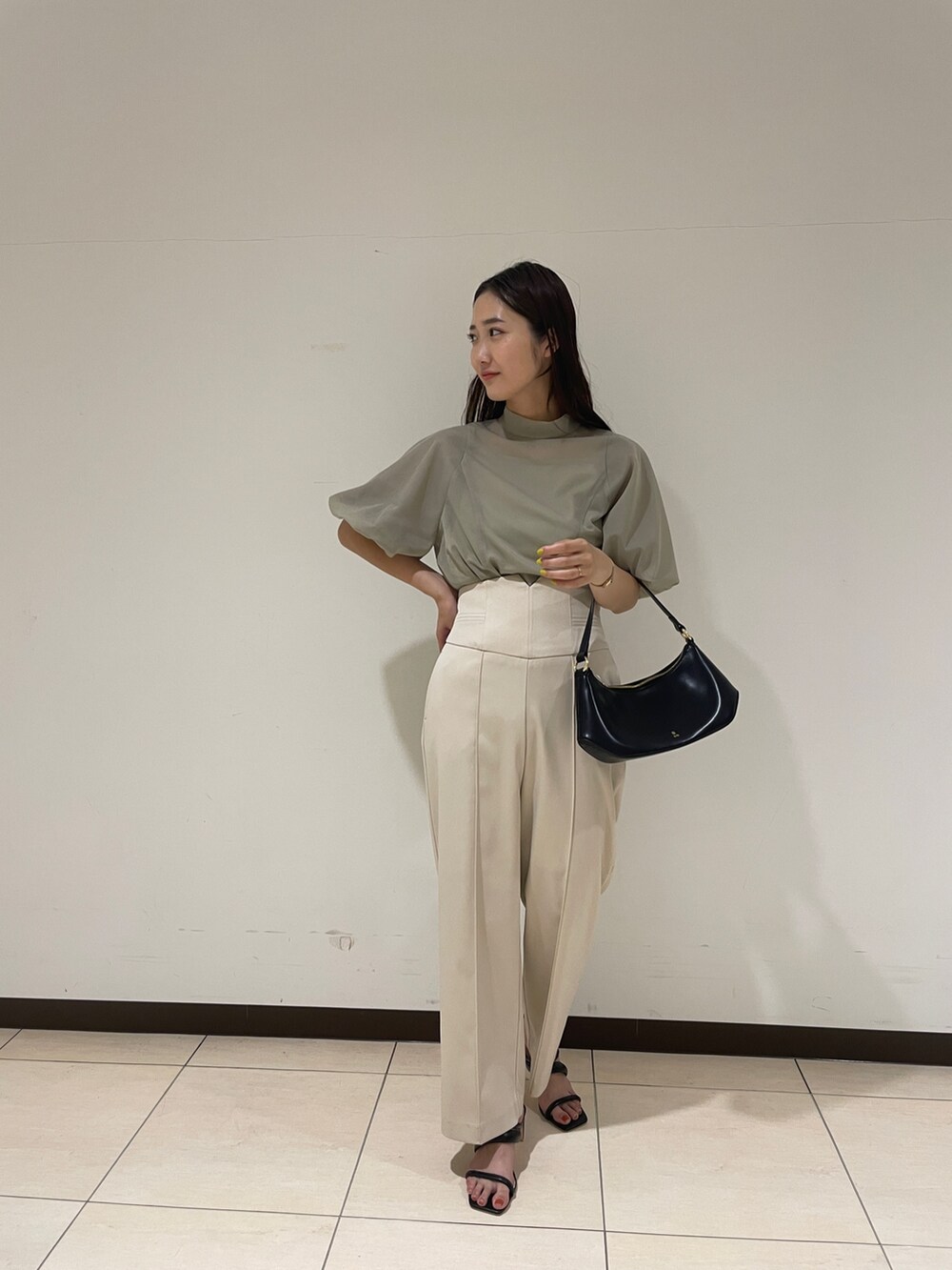 ホワイト系のその他パンツ、グリーン系のシャツ/ブラウス、ブラック系のハンドバッグを着用したレディースの春コーディネートの4枚目の写真