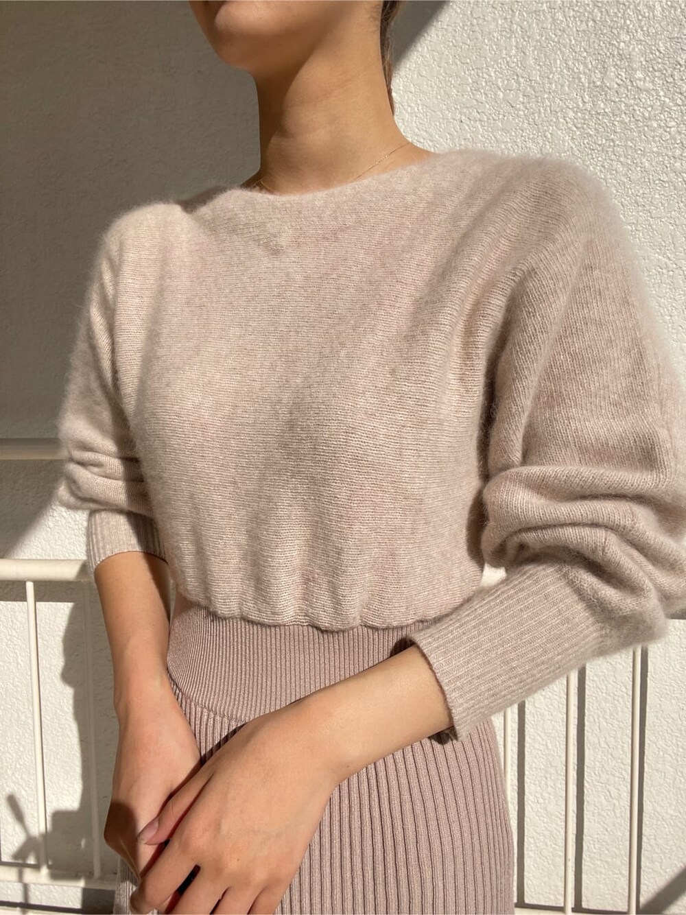 ベージュ系のその他シューズ、ホワイト系のワンピースを着用したレディースの冬コーディネートの4枚目の写真