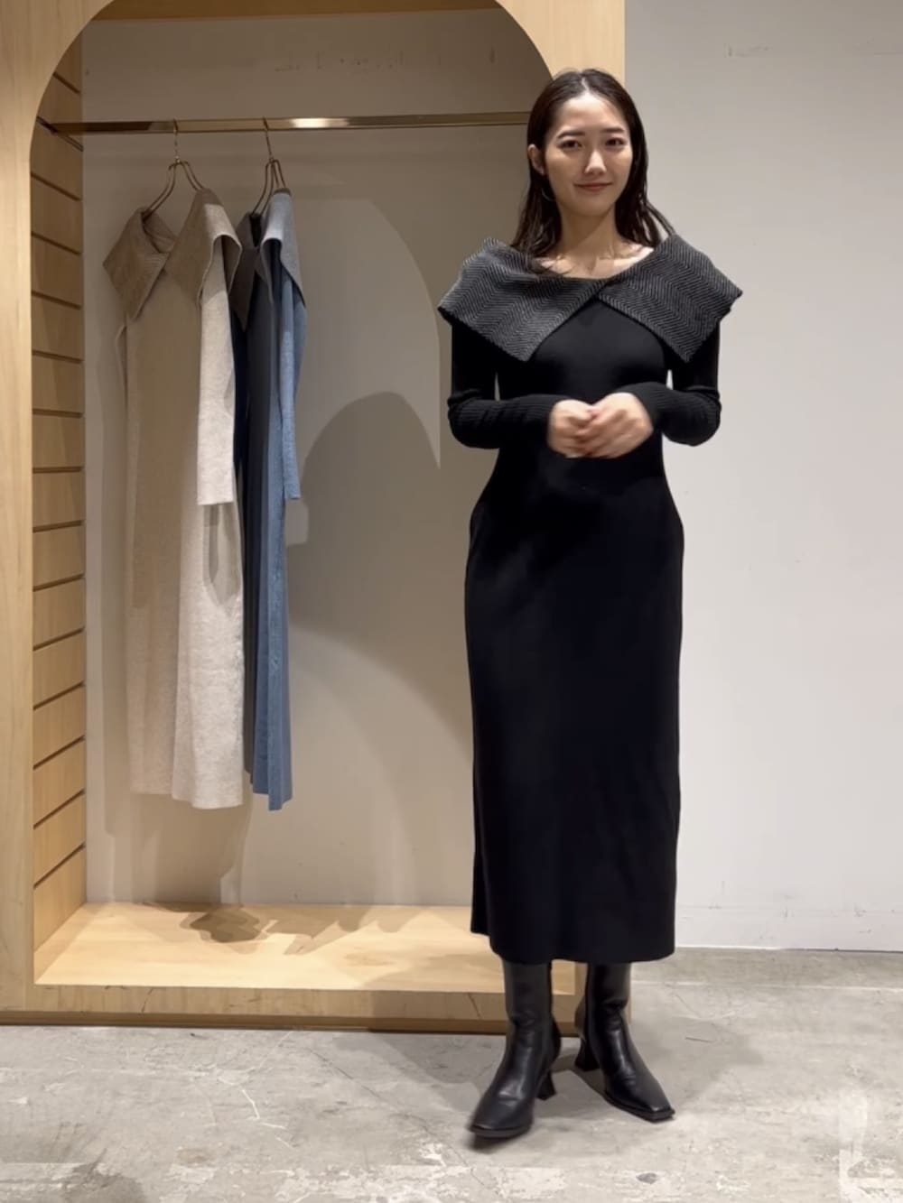 ブラック系のブーツ、ブラック系のワンピースを着用したレディースの冬コーディネートの2枚目の写真