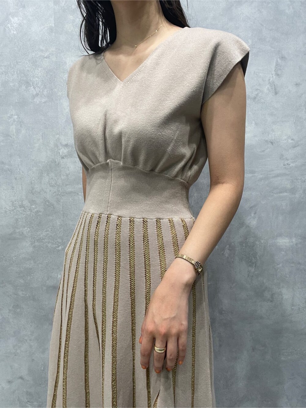 ホワイト系のサンダル、ベージュ系のワンピースを着用したレディースの夏コーディネートの7枚目の写真