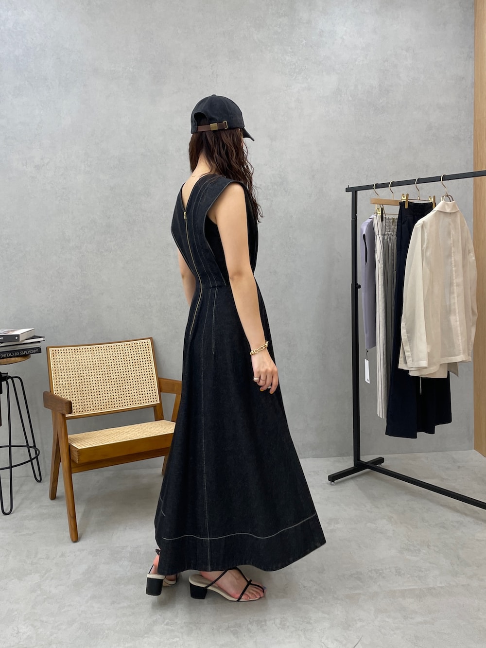 ブラック系のサンダル、ブラック系のワンピースを着用したレディースの春コーディネートの6枚目の写真