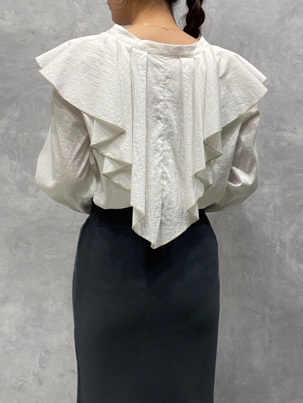 ホワイト系のカーディガン/ボレロ、ブラック系のブーツ、グリーン系のスカートを着用したレディースの冬コーディネートの8枚目の写真