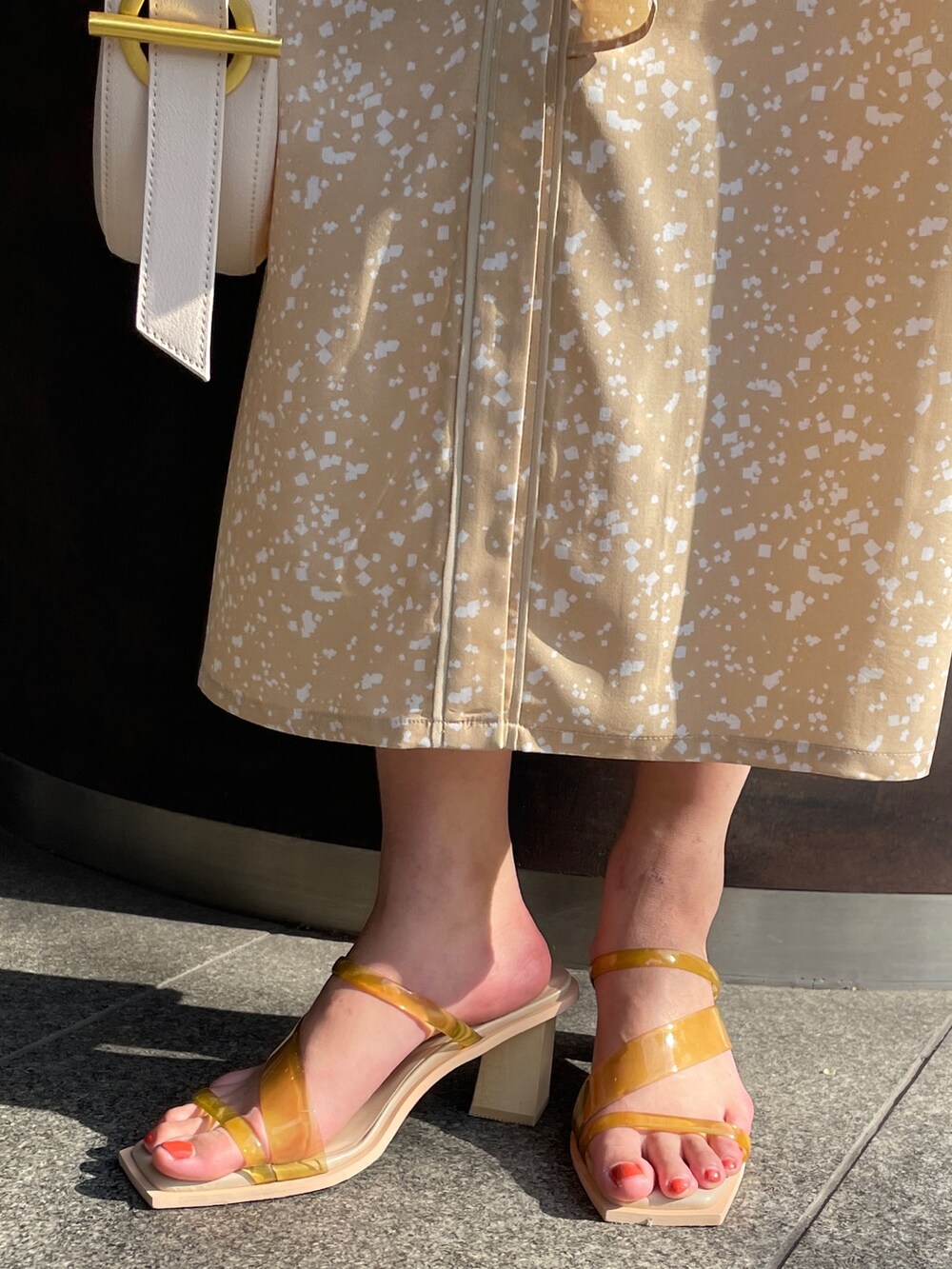 ベージュ系のワンピース、イエロー系のサンダルを着用したレディースの冬コーディネートの9枚目の写真