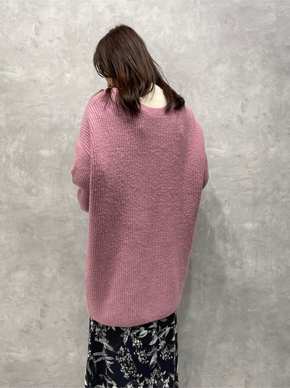 ブルー系のスカート、ブルー系のスカート、ベージュ系のブーツを着用したレディースの秋コーディネートの8枚目の写真