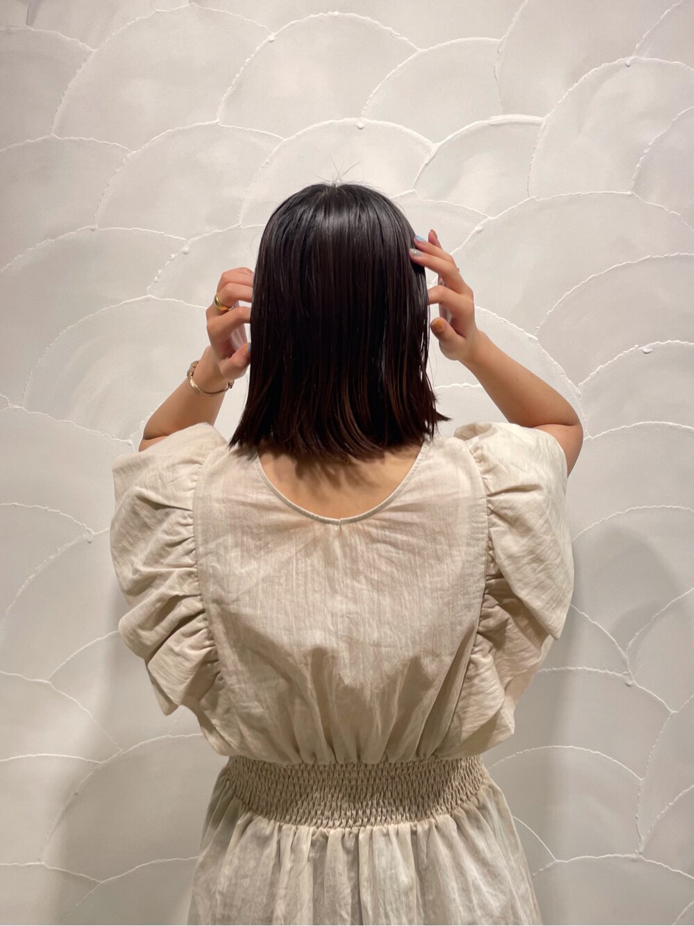 グリーン系のサンダル、ブルー系のデニムパンツ、ホワイト系のシャツ/ブラウスを着用したレディースの春コーディネートの5枚目の写真