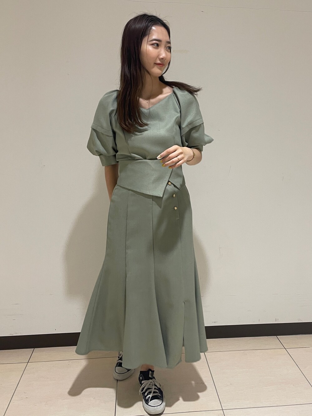 グリーン系のスカート、グリーン系のシャツ/ブラウスを着用したレディースの春コーディネートの3枚目の写真