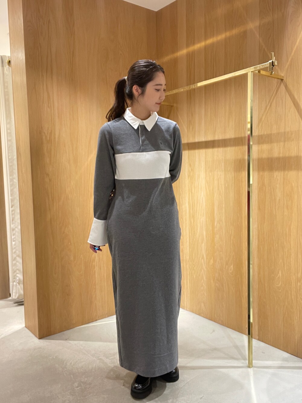 グレー系のワンピース、ブラック系のローファーを着用したレディースの秋コーディネートの2枚目の写真