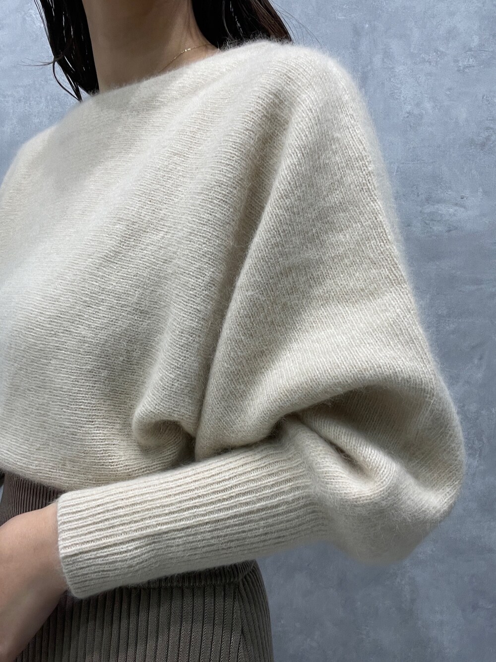 ホワイト系のワンピース、ベージュ系のブーツを着用したレディースの秋コーディネートの7枚目の写真