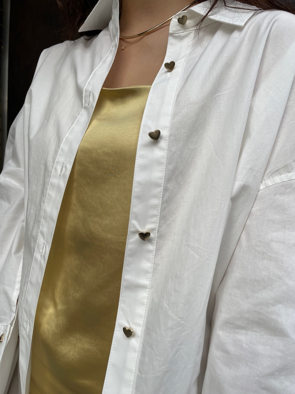 ブラック系のスニーカー、ホワイト系のシャツ/ブラウス、イエロー系のワンピースを着用したレディースの冬コーディネートの8枚目の写真