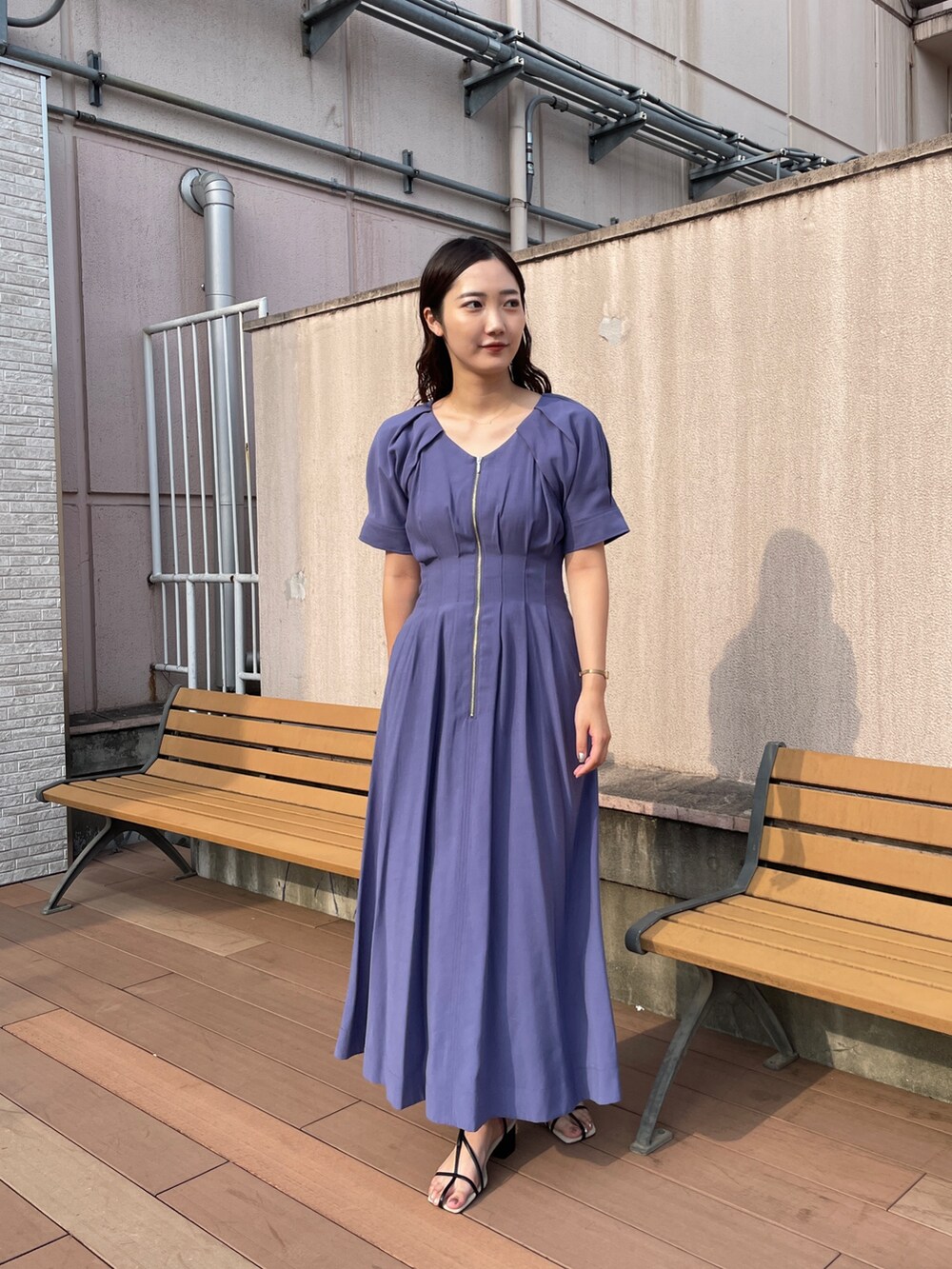 ブルー系のワンピース、ブラック系のサンダルを着用したレディースの夏コーディネートの2枚目の写真