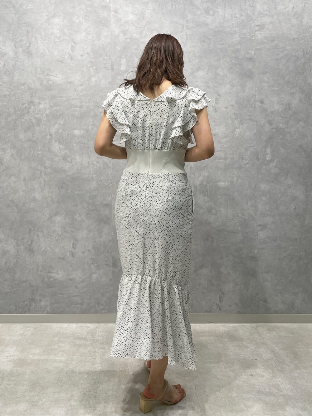 その他のサンダル、ホワイト系のワンピースを着用したレディースの春コーディネートの4枚目の写真