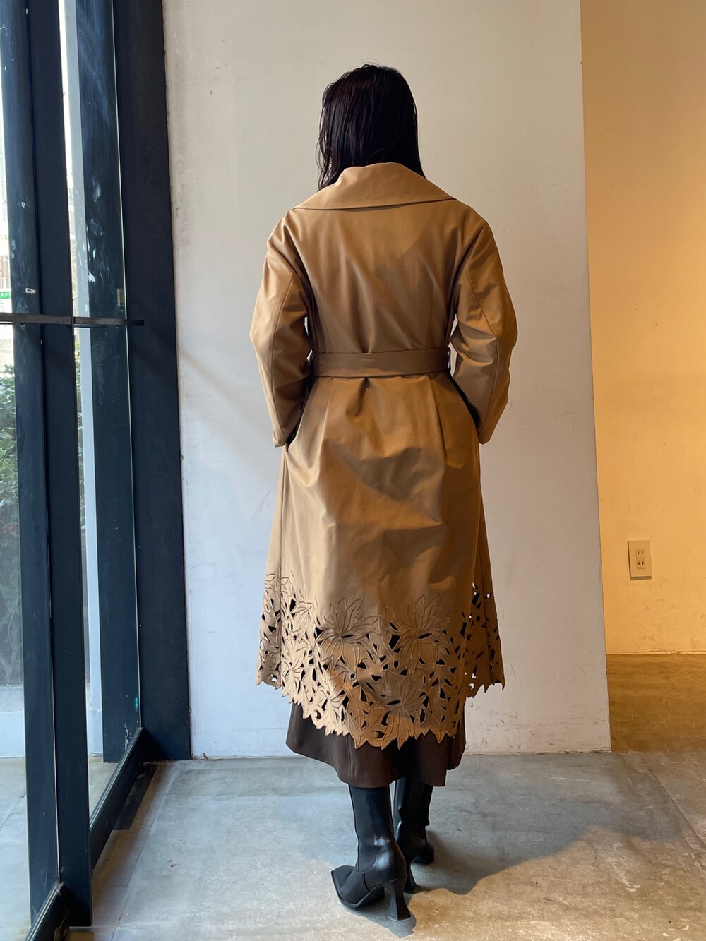 ブラック系のブーツ、ホワイト系のニット/セーター、ブラウン系のジャンパースカートを着用したレディースの冬コーディネートの8枚目の写真