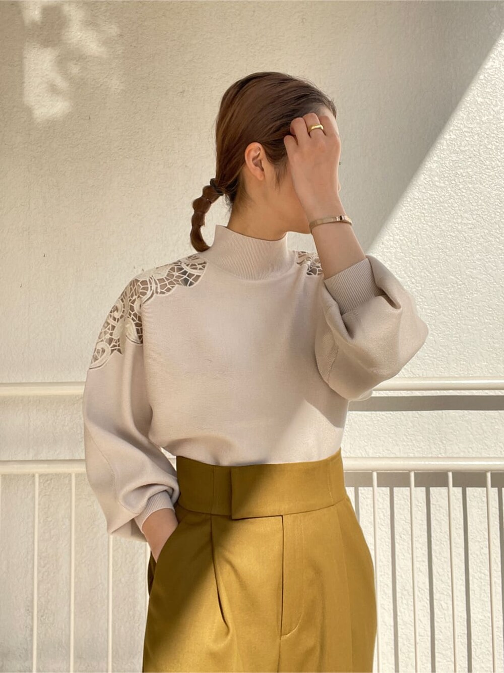 ブラック系のその他シューズ、グリーン系のその他パンツ、ホワイト系のニット/セーターを着用したレディースの冬コーディネートの7枚目の写真