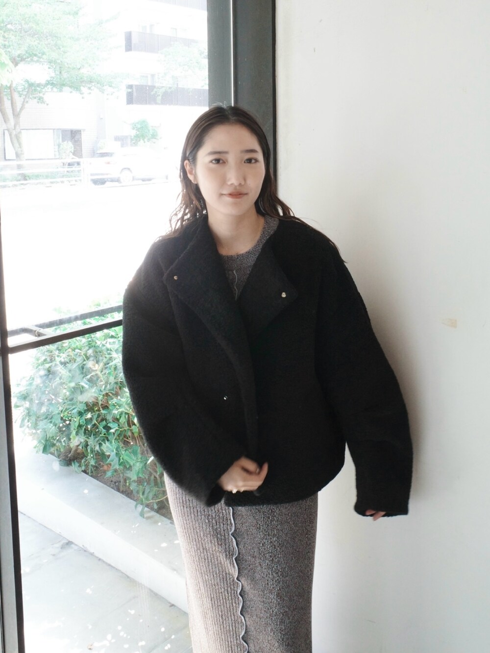 ブラック系のブルゾン、ブラウン系のワンピースを着用したレディースの夏コーディネートの5枚目の写真