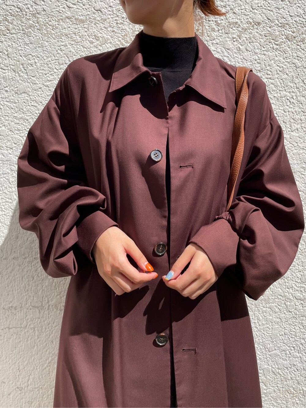 ベージュ系のその他シューズ、レッド系のその他アウター、ブラック系のワンピースを着用したレディースの秋コーディネートの5枚目の写真